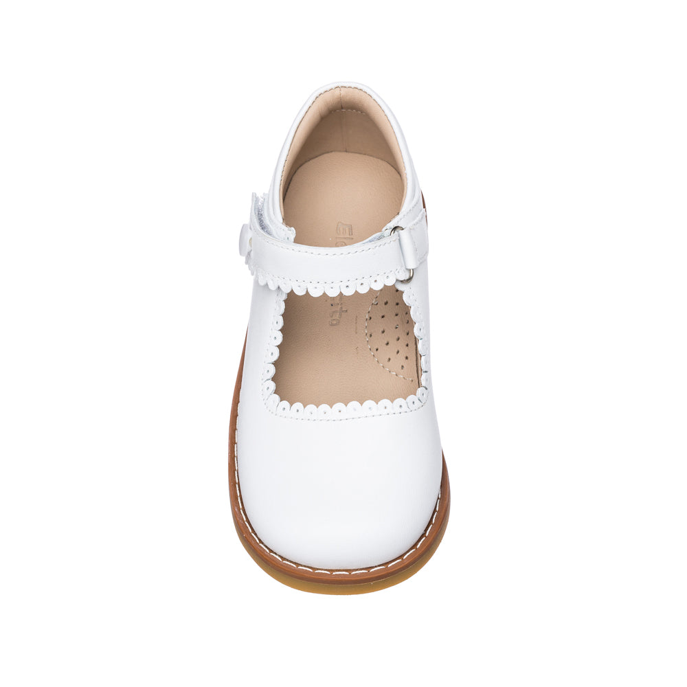 White leather Mary Jane shoe for girls with scalloped edges and a buckle strap.