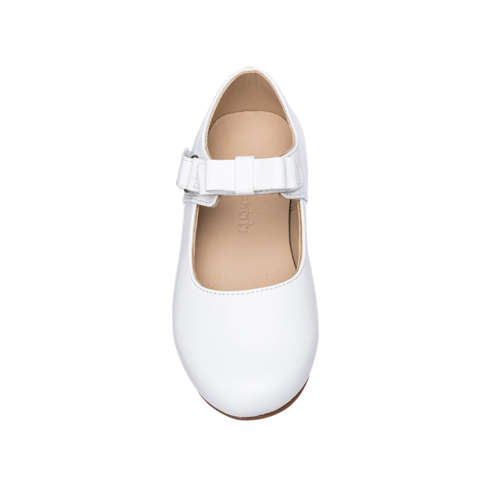White leather girls Mary Jane shoe with adjustable buckle strap and rounded toe.