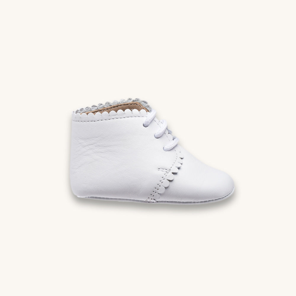 Bottines blanches à festons