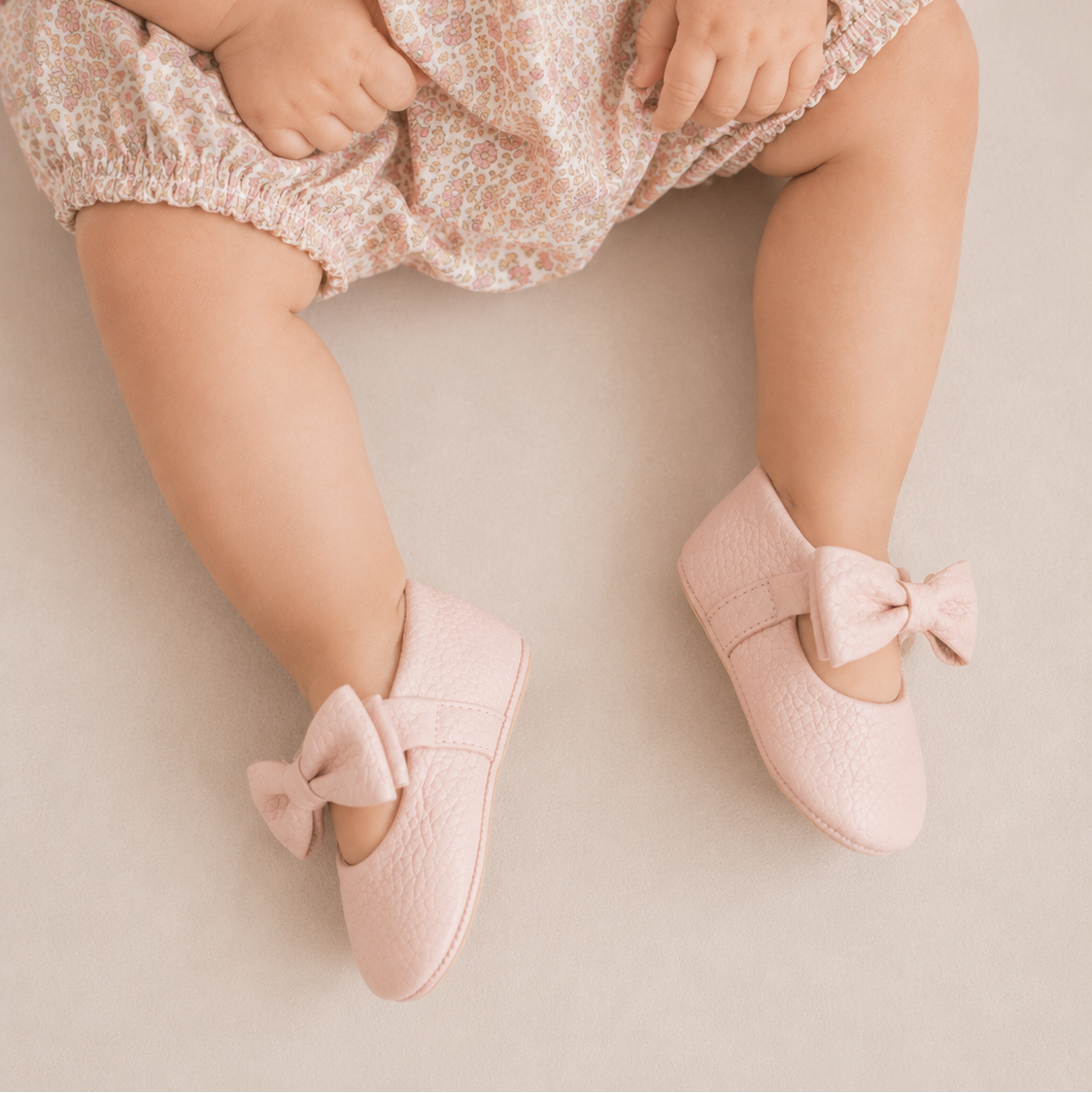 Bébé ballerine avec nœud rose