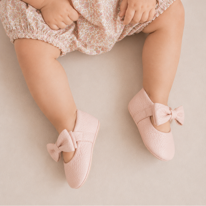 Bébé ballerine avec nœud rose
