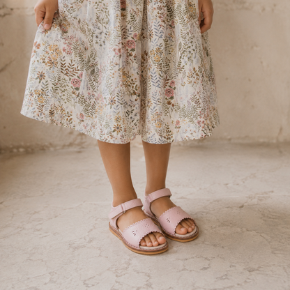 Sandale classique rose festonné