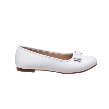 White leather ballet flat for girls with small decorative bow and low heel.